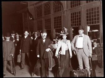 Alice Nielsen, Eugene Cowles i Frank Perley przed wejściem na pokład specjalnego pociągu jadącego do Toronto, Kanada, 1898 (odbitka żelatynowa)